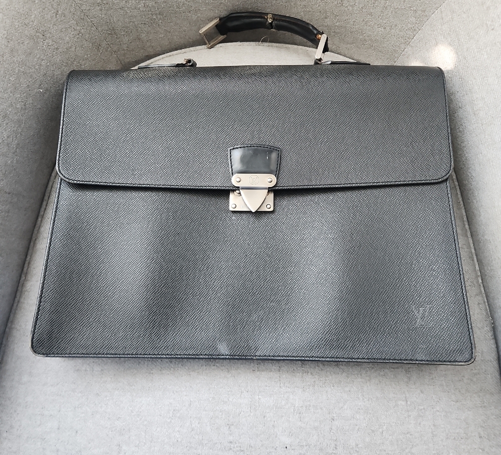 Louis Vuitton Taiga Black Briefcase Sleek Professional Design